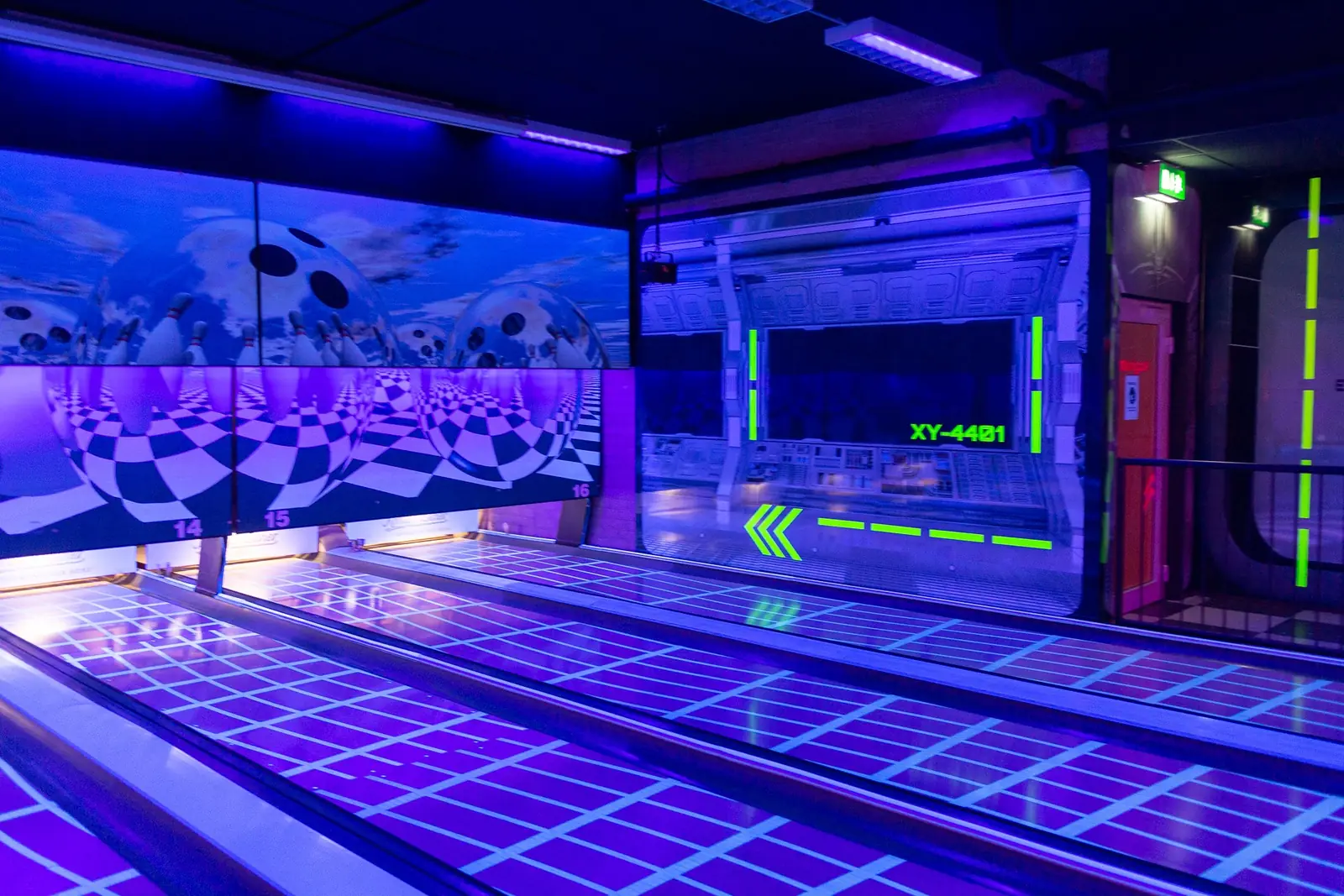 Bowlingbahnen mit leuchtendem Gitterboden vor der Raumschiff-Kulisse im Schwarzlicht