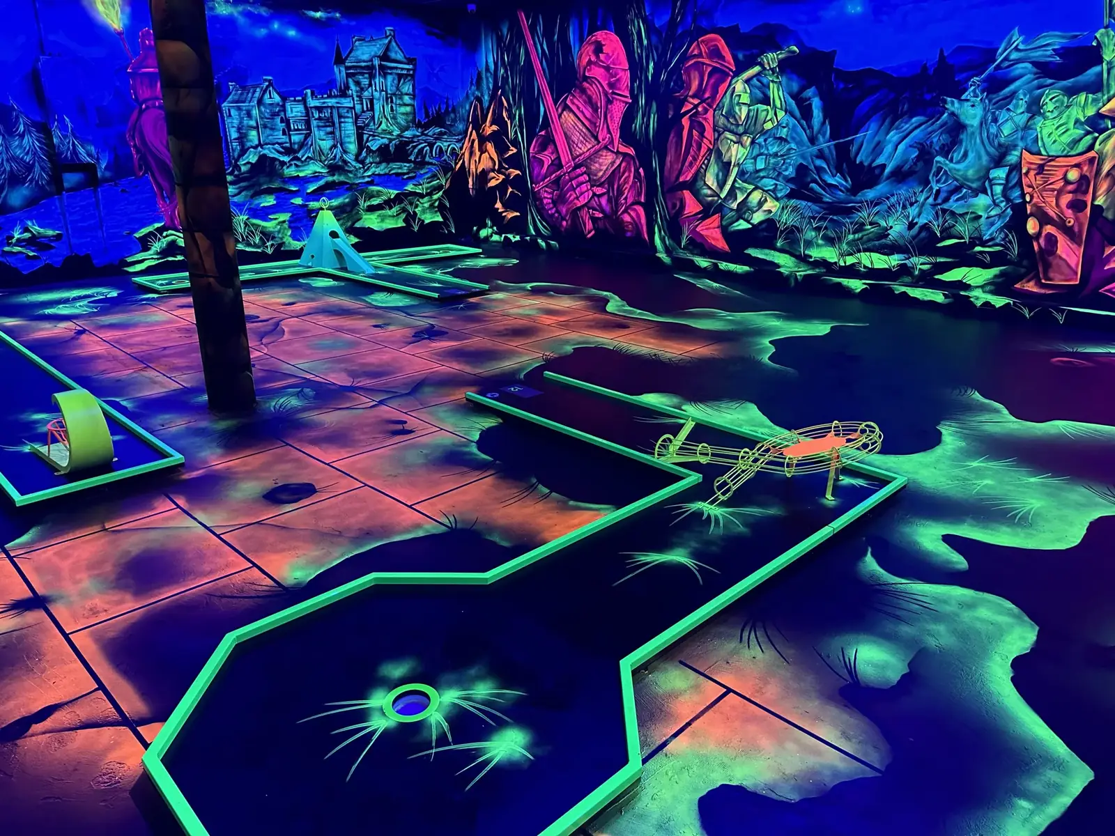Moonlight-Minigolfbahn im Schwarzlicht mit leuchtender Kulisse