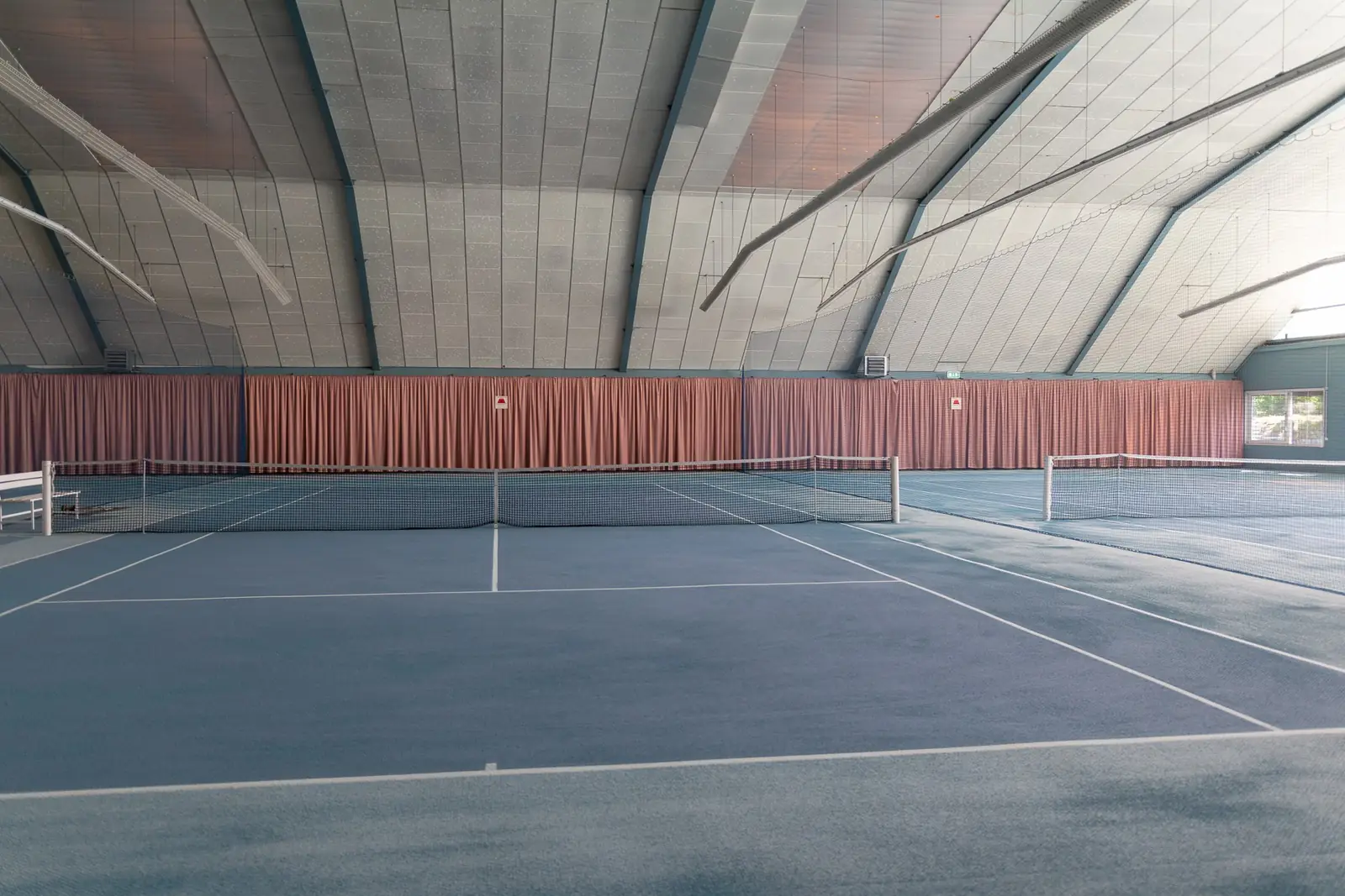 Tennisplatz in der Halle mit Netz